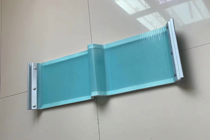 金屬鎖邊采光板